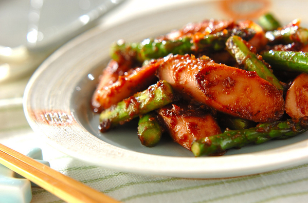 こってりとしたタレが絡まるアスパラと魚肉ソーセージのみそバター炒め