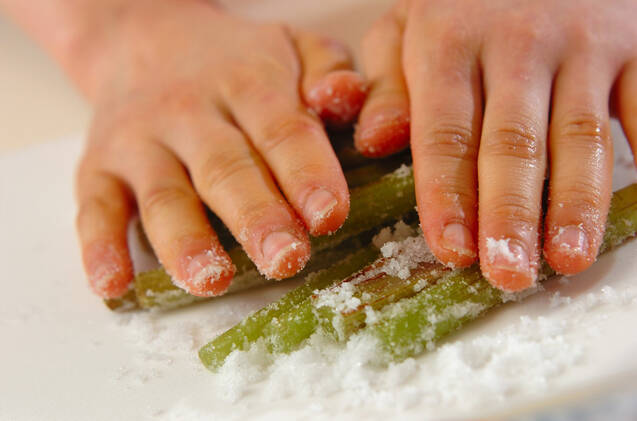 だし香る 春野菜フキの煮物の作り方の手順1