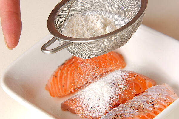 鮭のムニエルの作り方の手順1