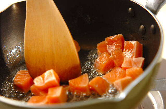 サーモンチャーハンの作り方の手順2