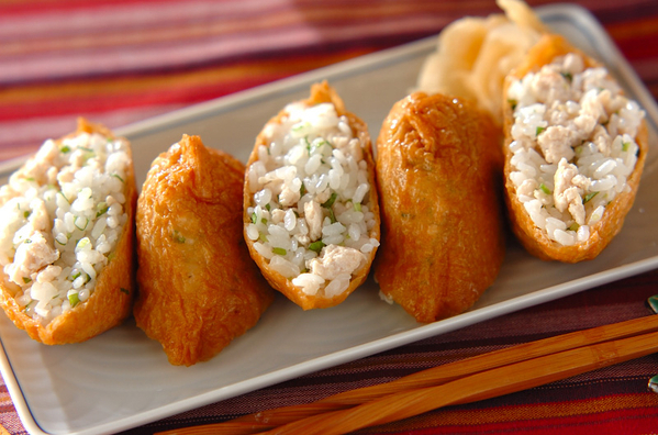 16. 鶏そぼろ入りいなり寿司