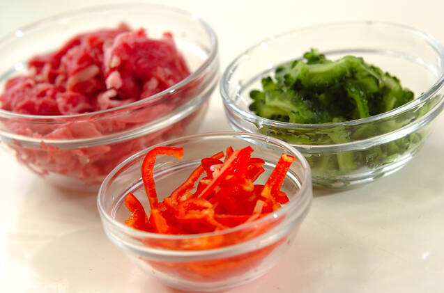 牛肉とゴーヤのマヨ炒めの作り方の手順1