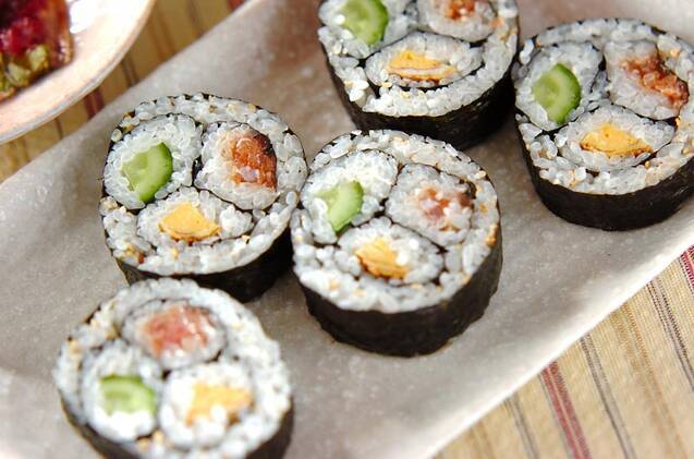 太巻き寿司のレシピ21選。みんな大好きな味が大集合！の画像