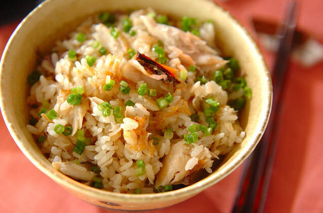 茶色の茶碗に盛りつけつけられたさわらの西京焼きごはん