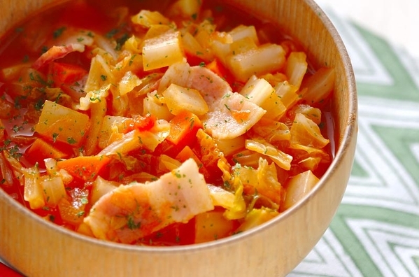 木製のお椀に入った、野菜たっぷりトマトスープ