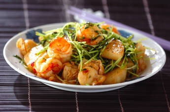 香りがたまらない！豆苗とエビとホタテのバターじょうゆ炒め