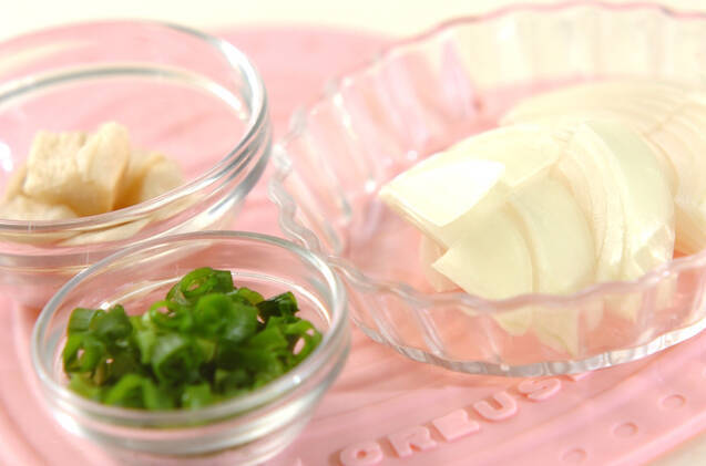 玉ネギのみそ汁の作り方の手順1