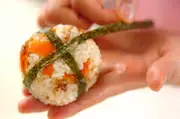 ニンジンのおかかおにぎりの作り方3