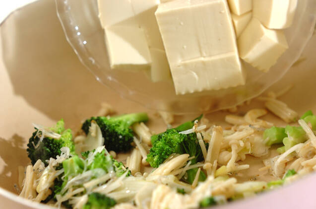 ブロッコリーと豆腐の塩炒めの作り方の手順6