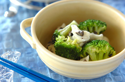 ブロッコリーとオリーブのサラダ