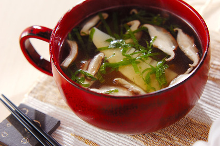 薄切りタケノコのスープ