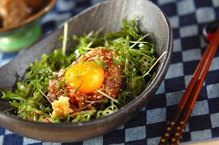 カツオのユッケサラダ風