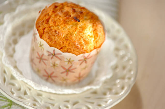 皿の上にのっているココナッツマフィン