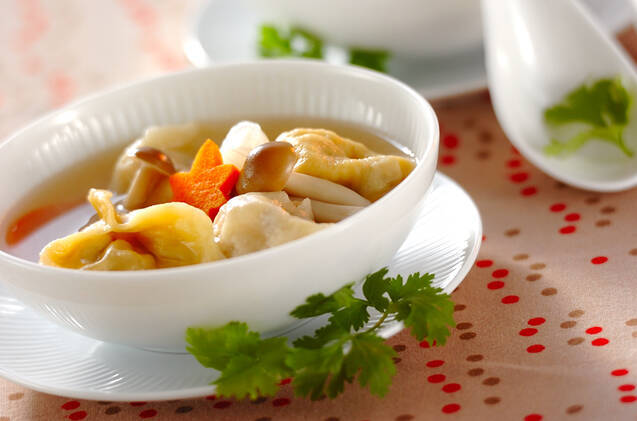 白い器に盛りつけたきのこたっぷり水餃子