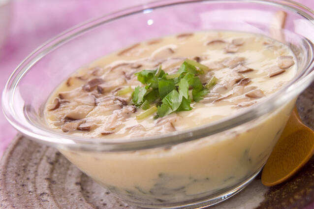 透明のガラスの器にわかめとしいたけの茶碗蒸しが入っている