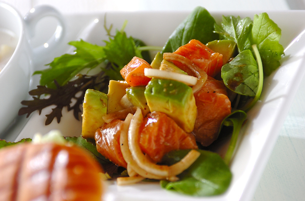 皿に盛られたサーモンとアボカドのサラダ