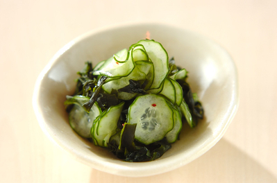 キュウリとワカメの梅こぶ茶和え 副菜 のレシピ 作り方 E レシピ 料理のプロが作る簡単レシピ