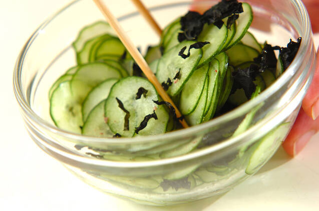 キュウリとワカメの梅こぶ茶和えの作り方の手順3