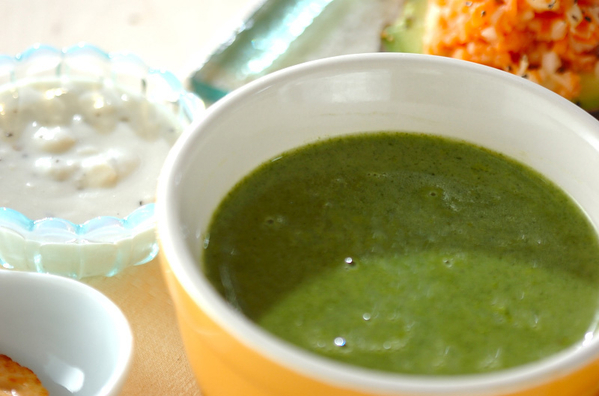 黄色いカップに入っているほうれん草と玉ねぎのミルクスープ