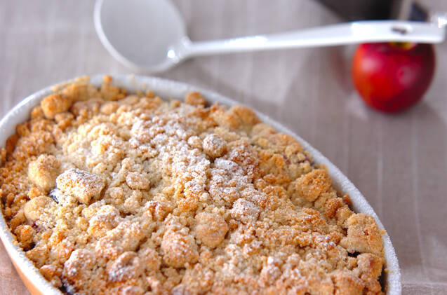 レードルが添えられたリンゴとベリーのクランブル