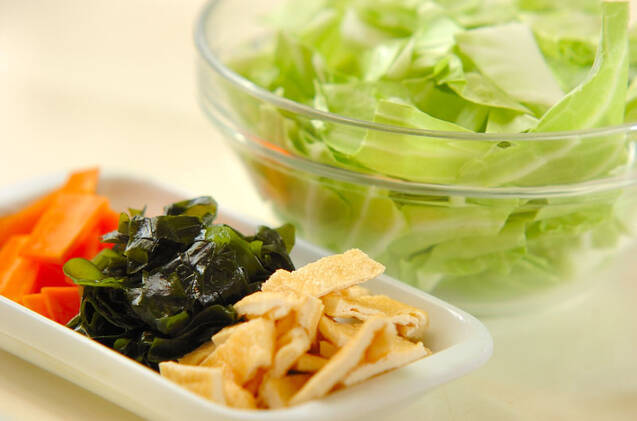 キャベツと油揚げの煮物の作り方の手順1