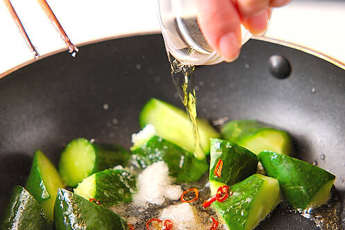 キュウリの甘酢炒めの作り方の手順3