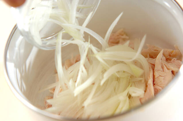 ささ身と玉ネギの和え物の作り方の手順2