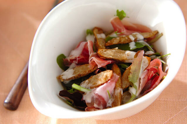 白い器に盛られた、ごぼうと生ハムのサラダ
