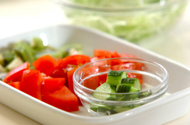 キウイとキュウリのサラダの作り方の手順1