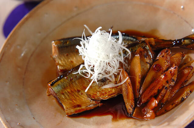 茶色い平皿に盛り付けられたサンマの黒酢煮