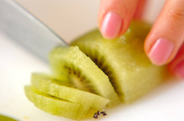 キウイのハチミツがけの作り方の手順1