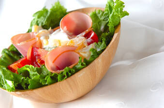 フルーツとハムのサラダ