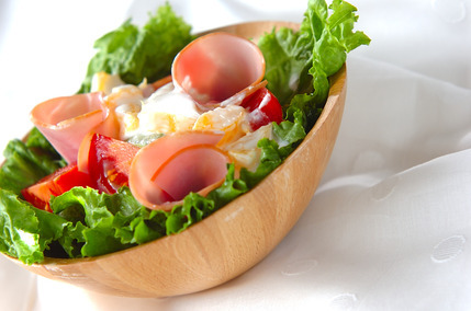 フルーツとハムのサラダ