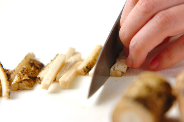 ゴボウのゴマ黒酢和えの作り方の手順1