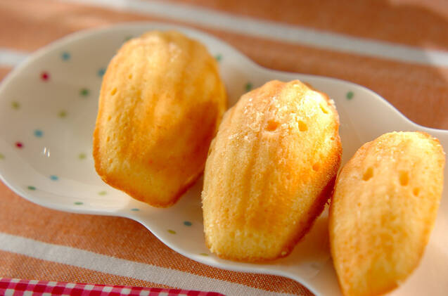 お皿に3個並んだレモンが香るマドレーヌ