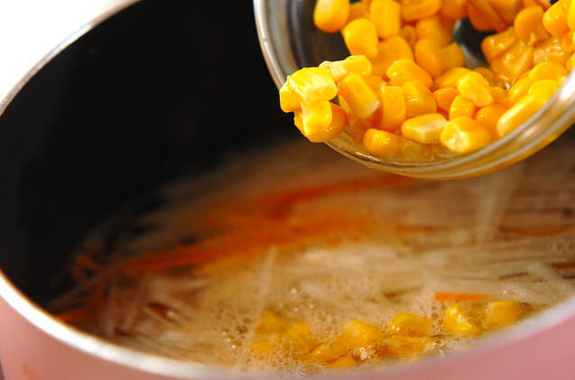 大根とニンジンのコンソメスープの作り方の手順2