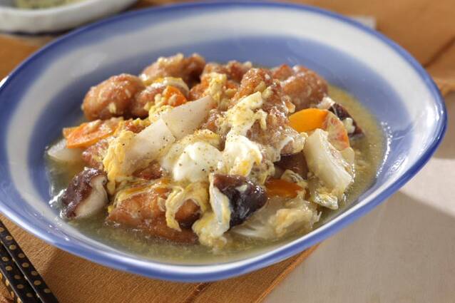 青い皿に盛り付けた鶏の唐揚げのふわとろ卵とじ