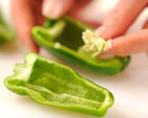 ピーマンの肉詰めトマト煮の下準備1