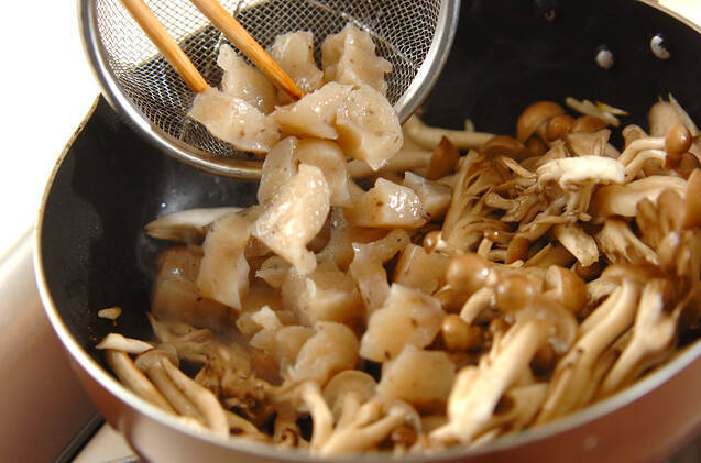 キノコの炒め丼の作り方の手順2