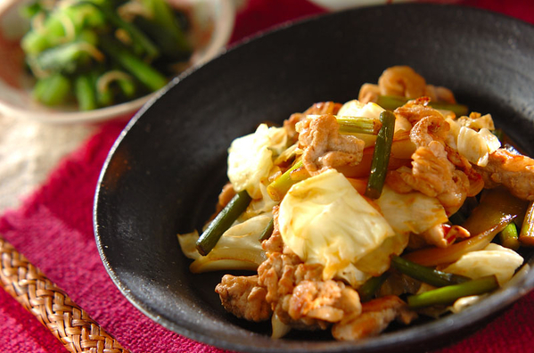 黒いお皿に盛られた豚肉とキャベツのピリ辛肉野菜炒め
