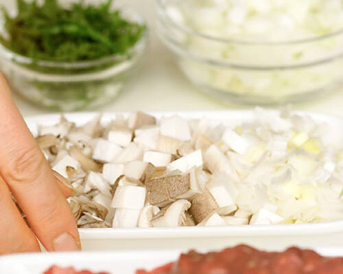 鶏レバーとキノコの伊北部風の作り方の手順1