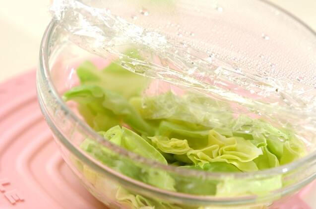 蒸しキャベツとツナのサラダの作り方の手順1