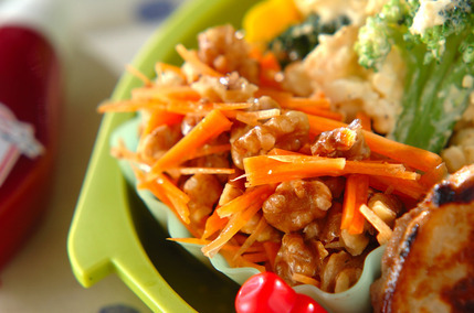 ニンジンとクルミのサラダ