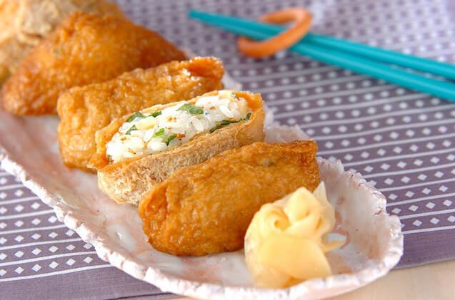 陶器の皿に盛り付けた大葉いなり寿司