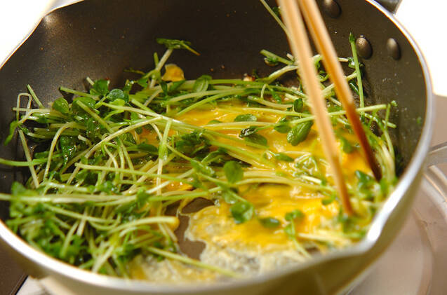 豆苗と卵のオイスター炒めの作り方の手順3