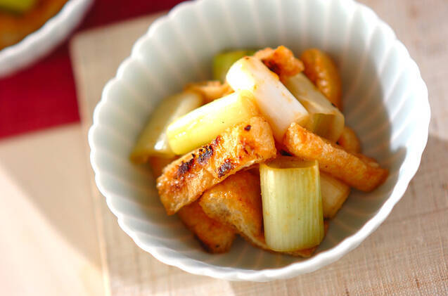 ねぎと油揚げの酢味噌和えが盛られている白い器