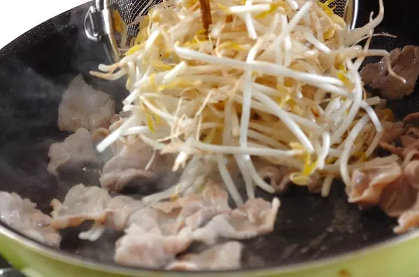 味付けはキムチだけ!絶品簡単豚キムチ炒めの作り方1