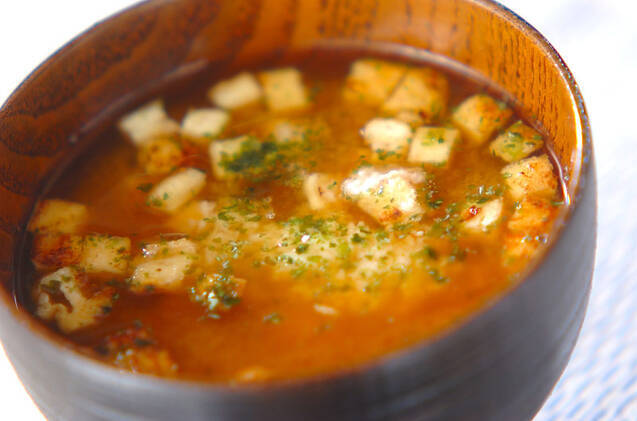 お椀に盛っているとろろの冷や味噌汁