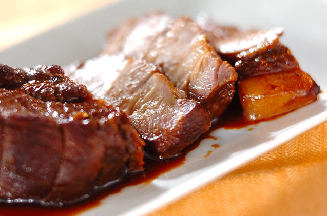 切り分けた煮豚