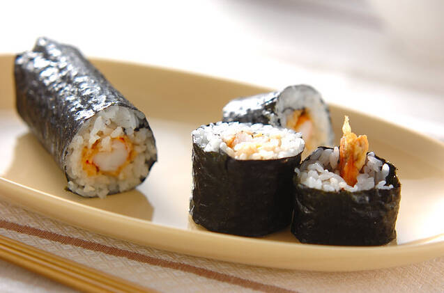 クリム色の皿に盛り付けたえび天海苔巻き